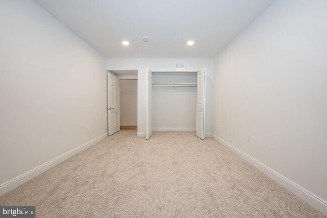 Building Photo - 4103 Laurel Dr