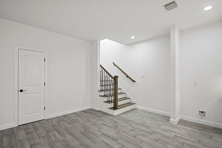 Building Photo - 1071 St Clair St