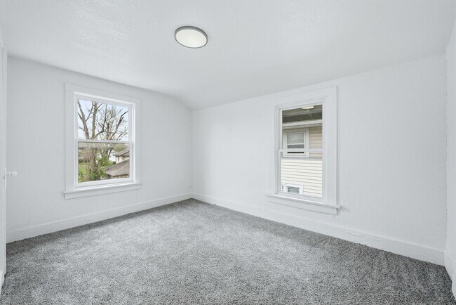 Building Photo - Updated 3BR with Fresh Finishes