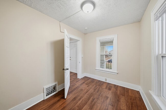 Building Photo - 410 D St