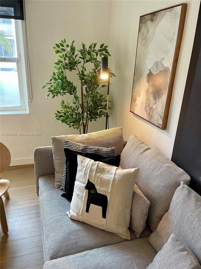 Building Photo - 1001 7th St