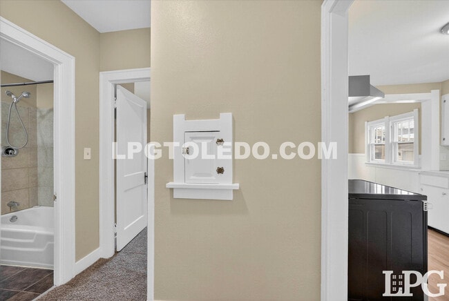 Building Photo - 4136 N Lockwood Ave