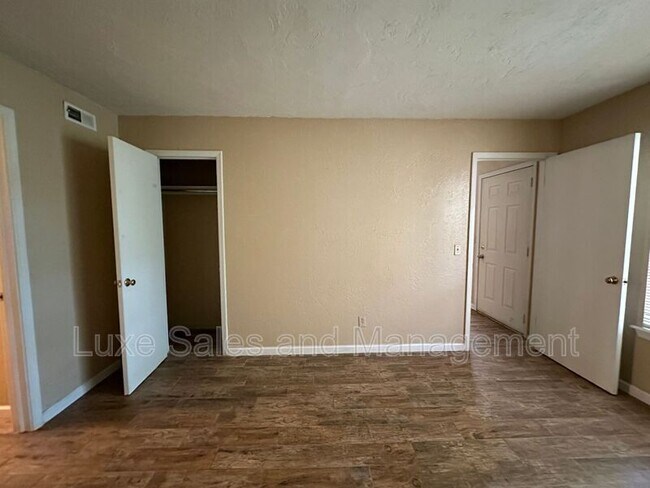 Building Photo - 11120 N Stratford Dr