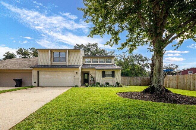 Building Photo - "Charming and Updated 3-Bed end unit townh...