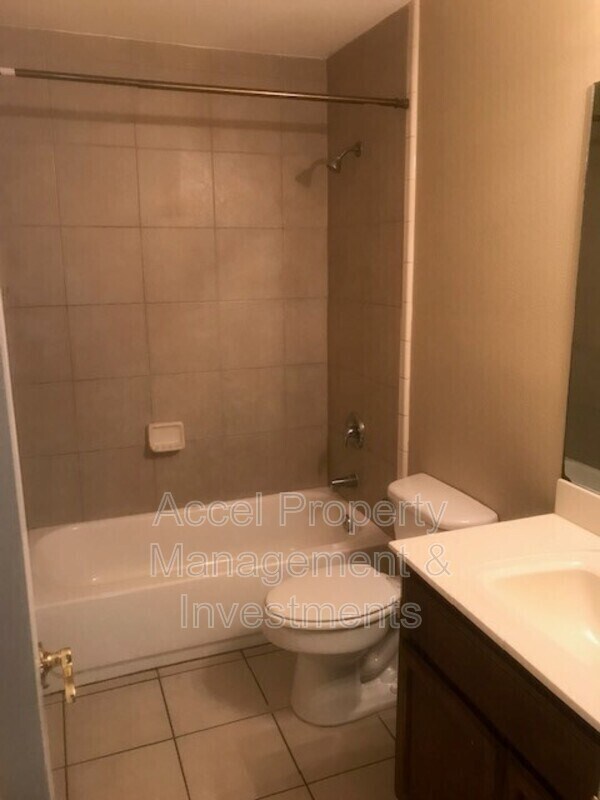 Building Photo - 1304 E Quail St