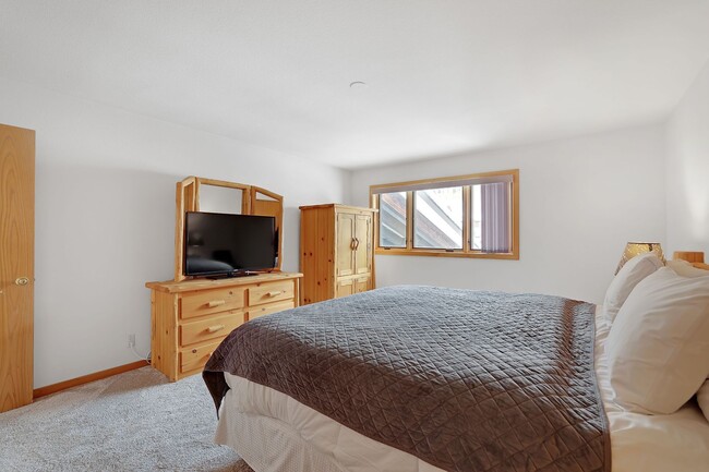 Building Photo - Summer Rental- Liftside Condos #205