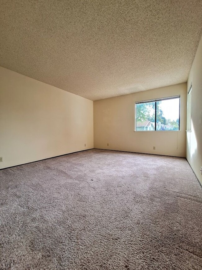 Building Photo - Spacious Second Floor 1bd Condo With Laundry In Unit, Pool, Balcony, & Carport!