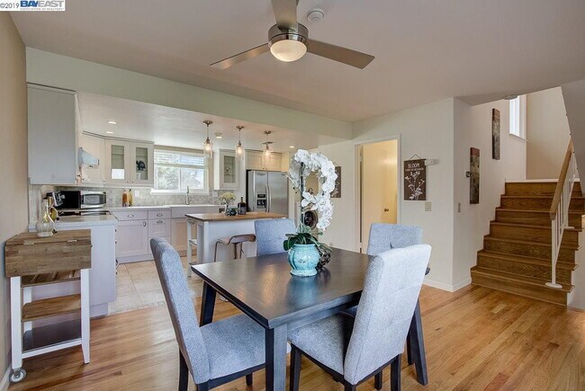 Building Photo - Bright 3 Bedroom Townhome in Newark