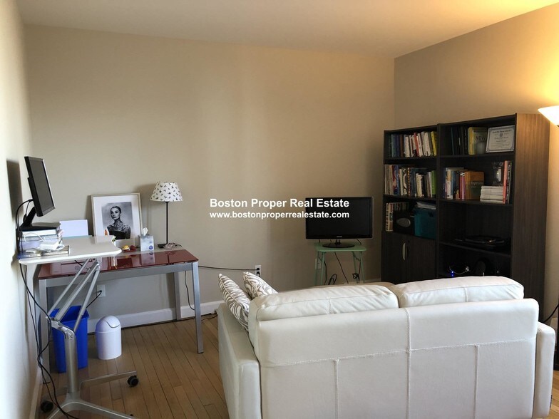 Building Photo - 483 Beacon St
