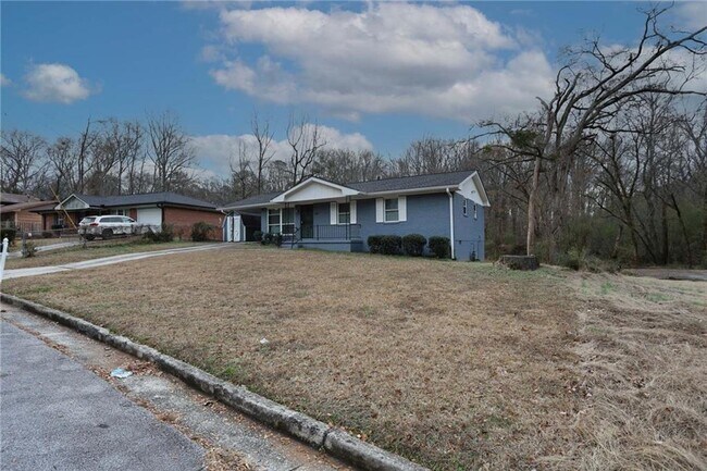 Building Photo - 667 Tara Cir SE