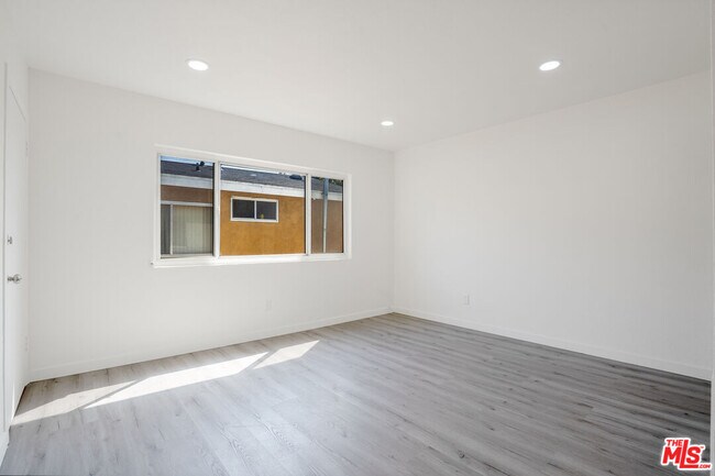 Building Photo - 241 W 84th St