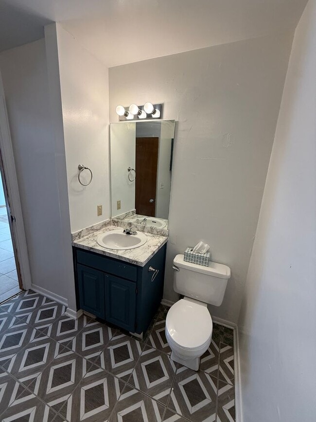 Building Photo - 3 bedroom 2.5 bath, 2 car garage off Easte...