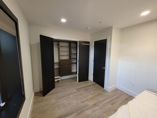 Building Photo - 724 Taylor St NW