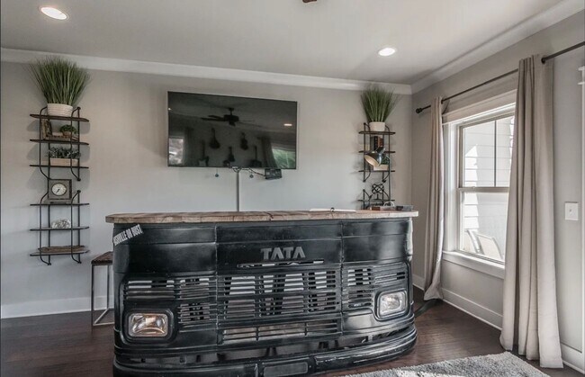 Building Photo - Belmont/ 12th South