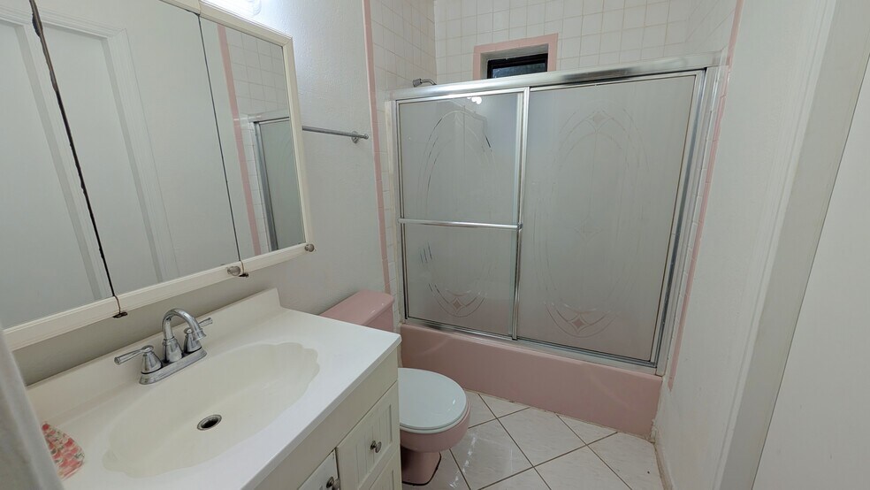 Building Photo - 2842 Van Buren St