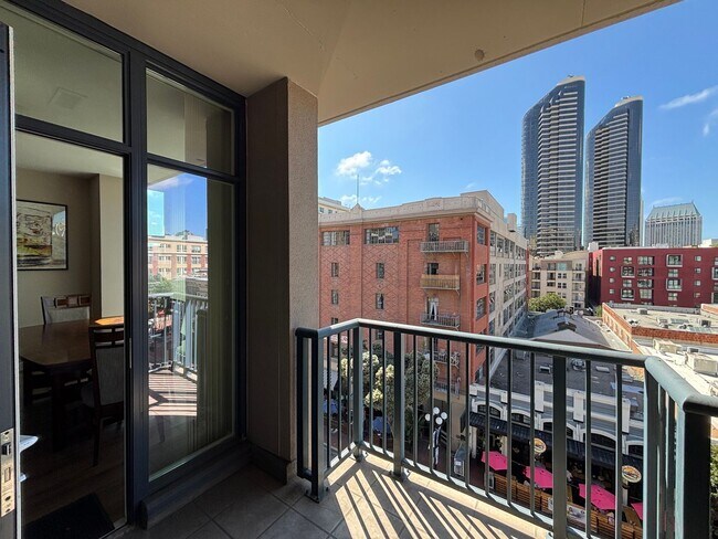 Building Photo - Modern Downtown Condo with Balcony, Pool, ...
