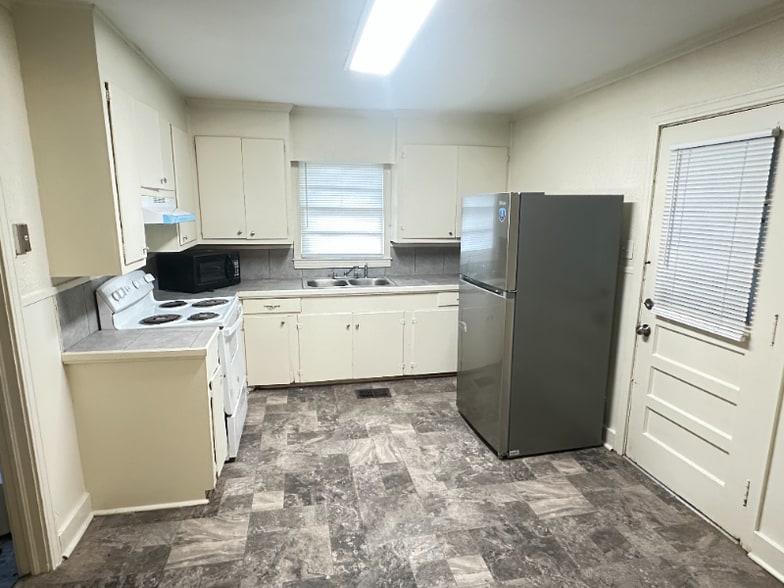 Building Photo - 3679 Southland Dr