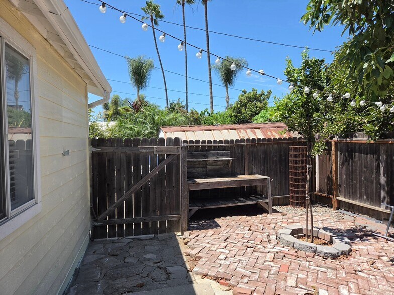 Building Photo - 1308 W Fern Dr