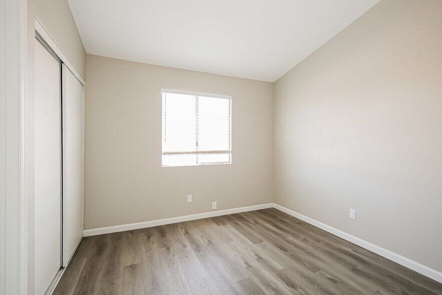 Building Photo - 1832 Fan Fare Dr