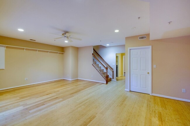 Building Photo - Luxury Townhome in the Heart of the Kentlands