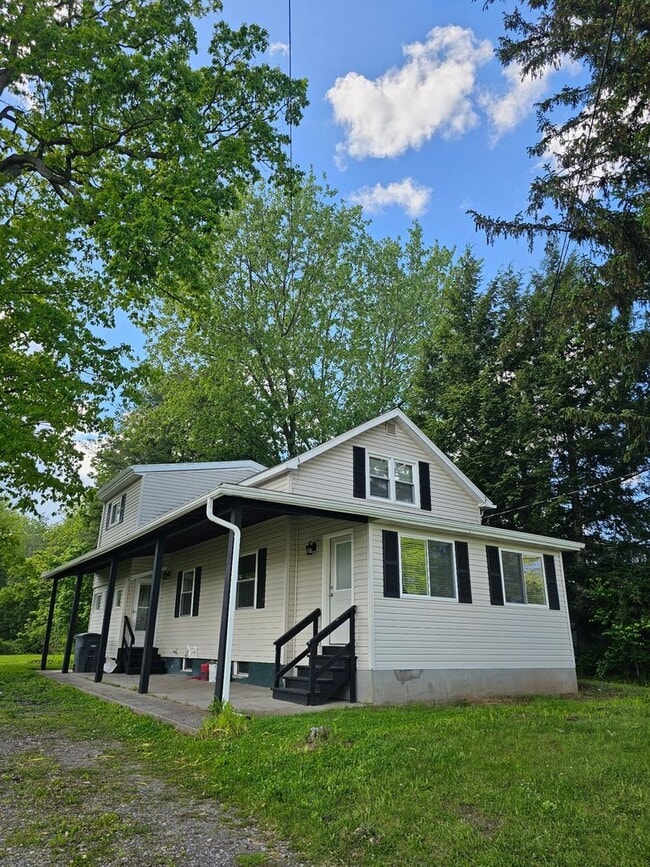 Primary Photo - Stunning 4 Bed 2 Bath Single Family Rental...