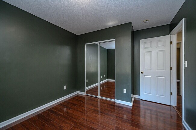 Building Photo - 709 Campusview Dr