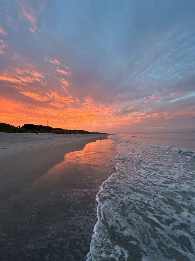 Building Photo - Mediterranean Style Vacation House Minutes from Beaches!