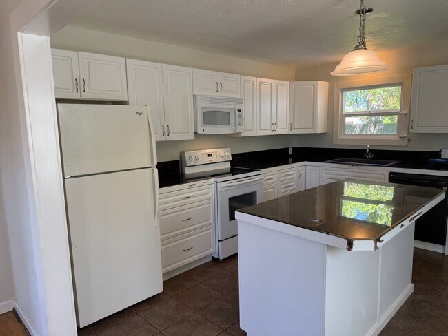Building Photo - Large updated 2 bedroom 1 bathroom house in Springfield!
