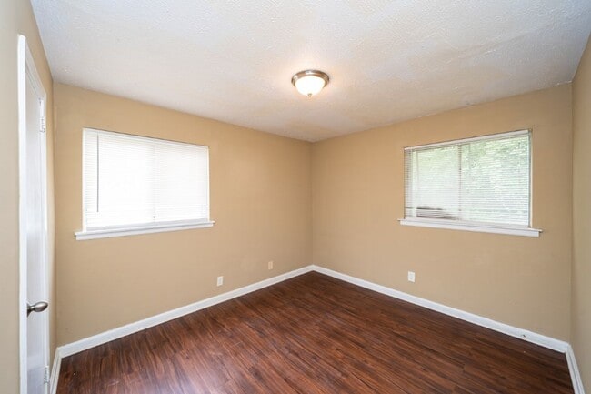 Building Photo - 213 Pine St