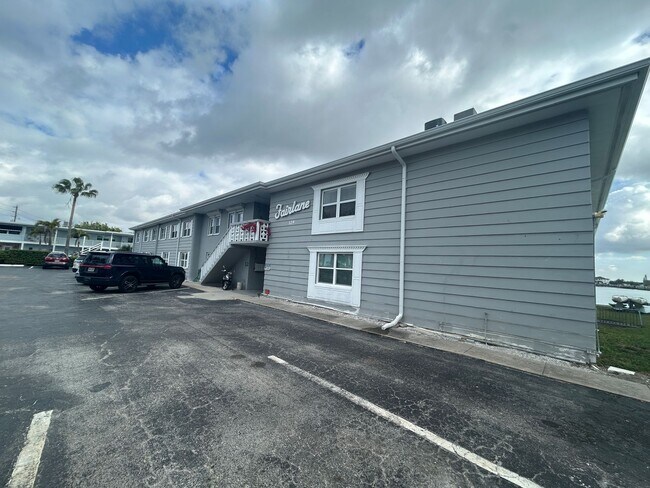 Building Photo - Renovated Treasure Island 1BR Condo - Steps to the Beach!