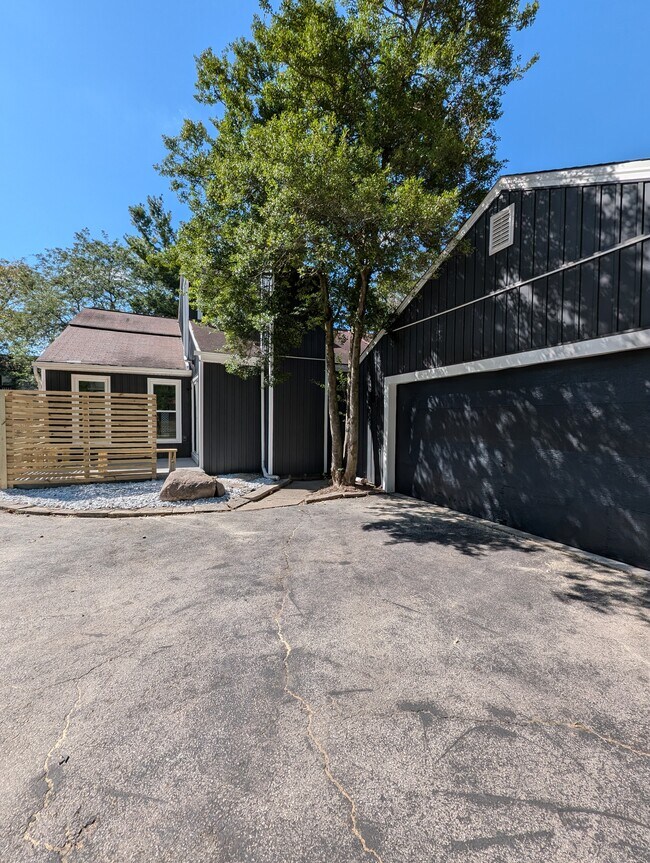 Building Photo - 6349 Dummerston Ct