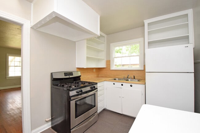 Building Photo - Cherrywood Charmer! 2/1 Avail for August!