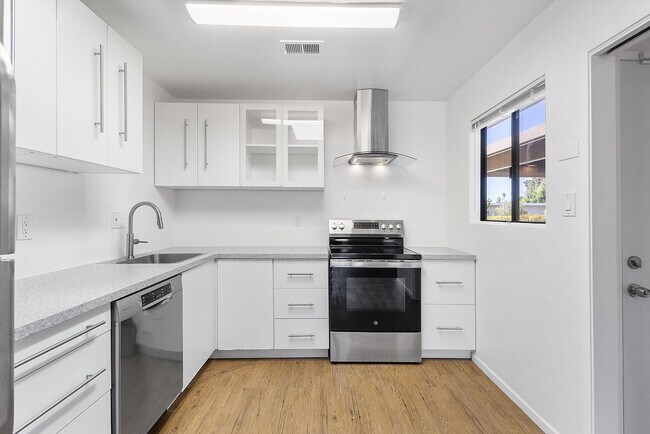Building Photo - 1256 Rosewood Way