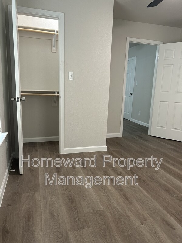 Building Photo - 407 N Justin Ave