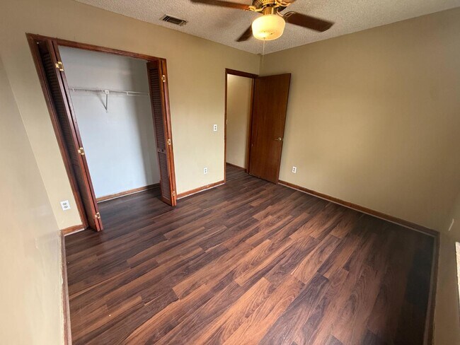 Building Photo - 5549 Cabot Dr N