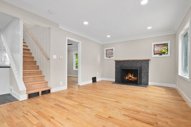 Building Photo - Gorgeous Remodeled West Seattle Craftsman w/ Air Conditioning