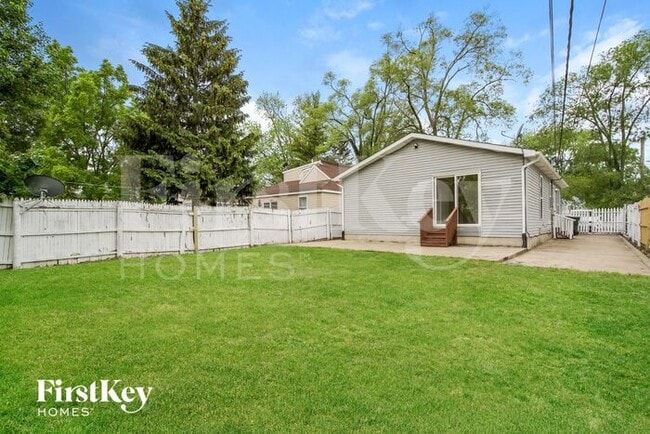 Building Photo - 319 Fairlawn Dr