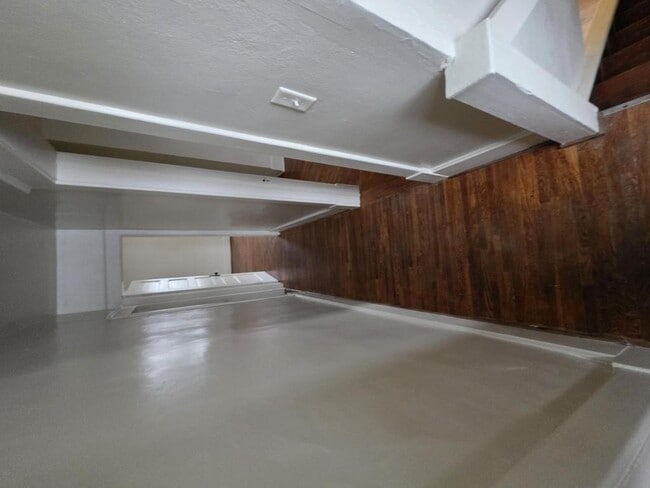 Building Photo - 466 W McKibben St