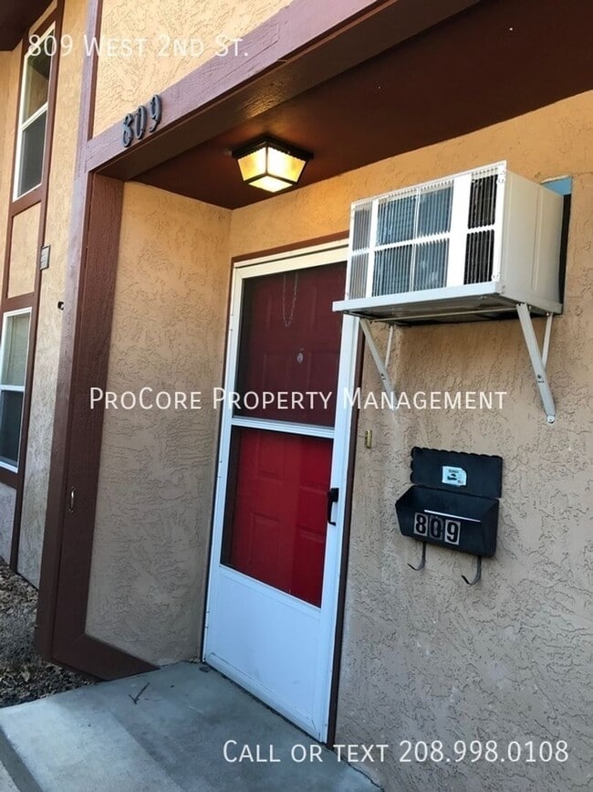 Building Photo - 2 Bed Modern Updates, 1.5 Baths, Semi-Fenced Covered Patio