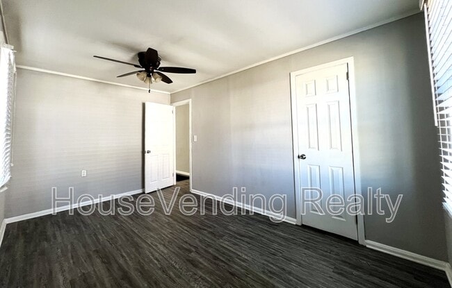 Building Photo - 407 Douglas Ave