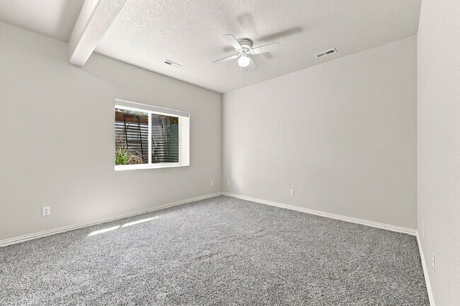 Building Photo - $3,040.95, 6 bed, 4 bath located in Colorado Springs