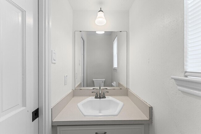 Building Photo - 110 Shadow Wood Dr