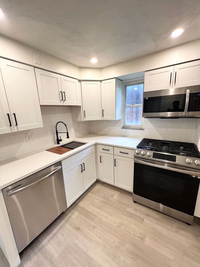Building Photo - Updated 3 Bed, 1 Bath in Verona- Central Air and Huge Kitchen!!