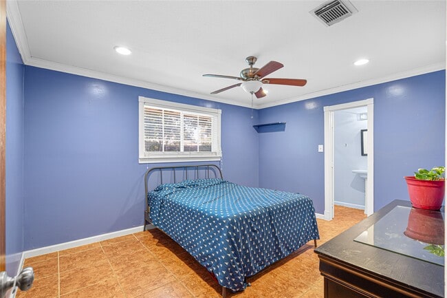 Building Photo - 9319 Jaywood St