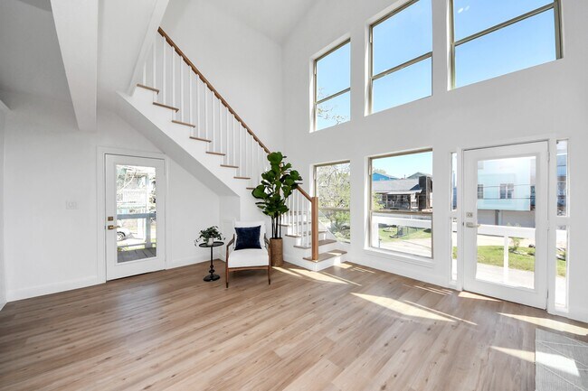 Building Photo - 300 Narcissus Rd