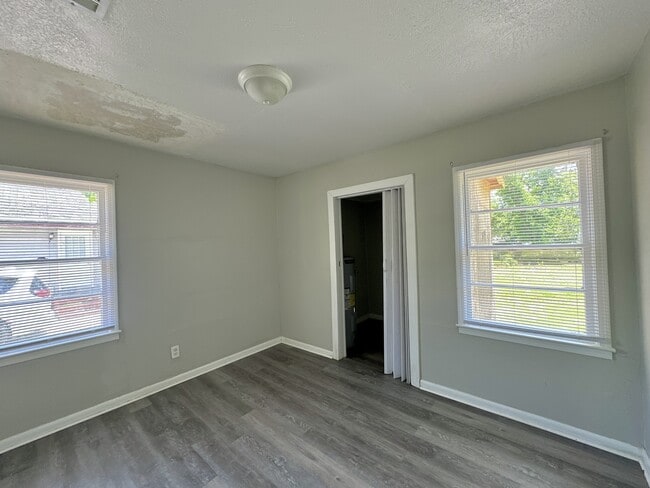 Building Photo - 803 Lausanne Dr