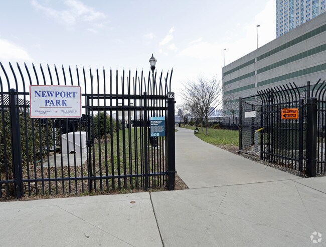 Building Photo - East Hampton
