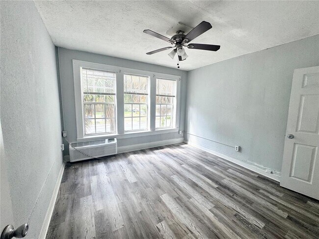 Building Photo - 704 Cordova Dr