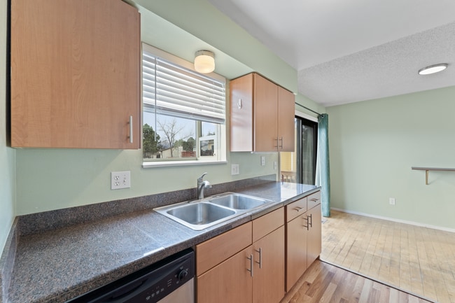 Building Photo - Tri-Level 4 Bed Home Near Ft. Carson