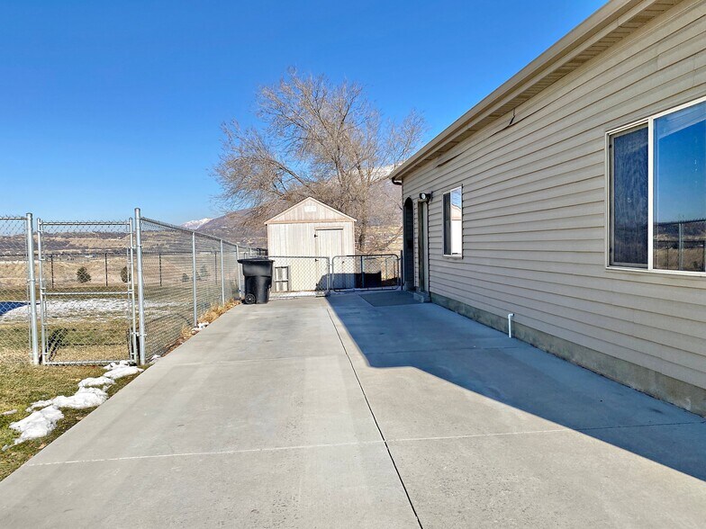 Building Photo - 2410 E View Dr